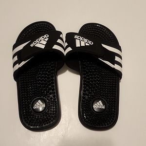 Adidas boys slippers size 3, good condition